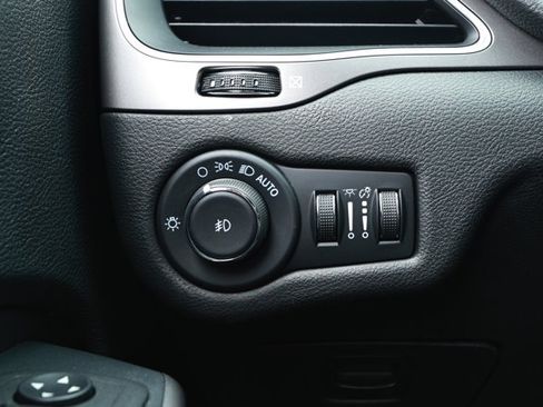 Used 2022 Jeep Cherokee Latitude Lux w/ Mopar Interior Package AWD/4WD image 15