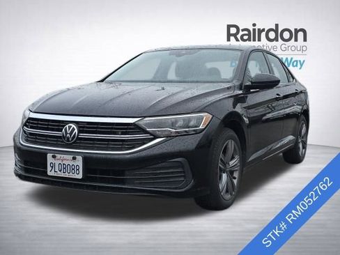 Used 2024 Volkswagen Jetta SE image 3