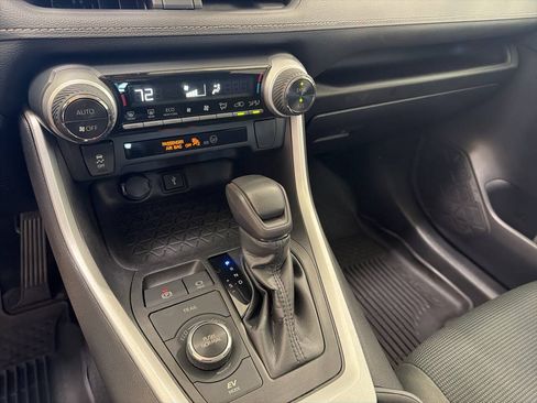 Used 2022 Toyota RAV4 LE AWD/4WD image 11