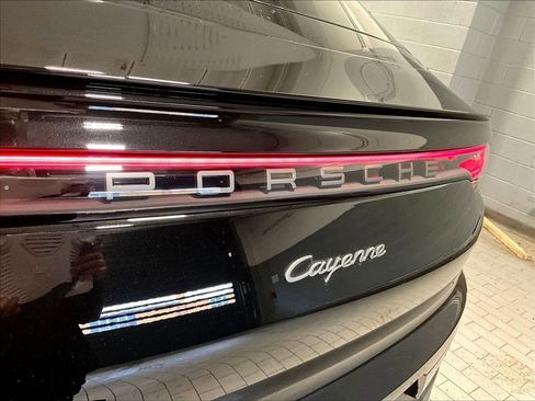 Certified 2023 Porsche Cayenne Platinum Edition AWD/4WD image 13