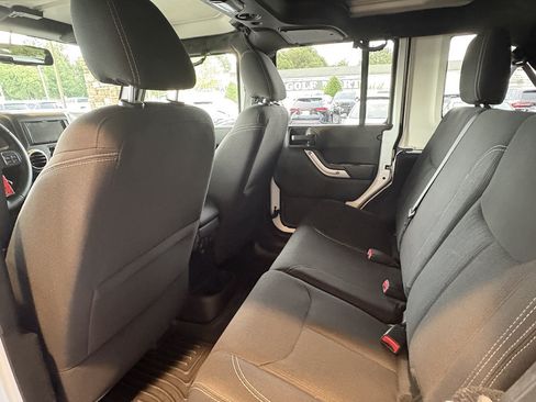 Used 2018 Jeep Wrangler Unlimited Sahara w/ Connectivity Group AWD/4WD image 25