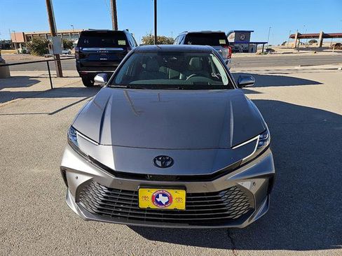 Used 2026 Toyota Camry XLE image 7