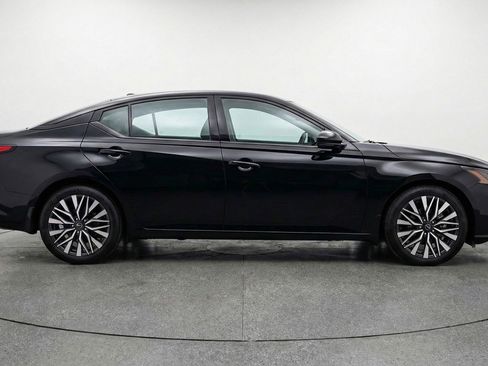 Used 2025 Nissan Altima 2.5 SV FWD image 11