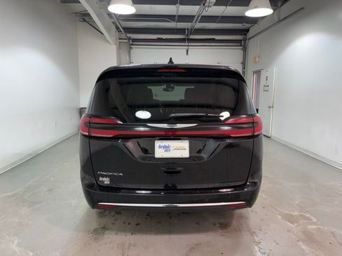 Used 2024 Chrysler Pacifica Touring-L image 5