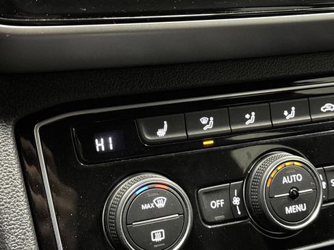 Used 2022 Volkswagen Atlas Cross Sport SE AWD/4WD image 7