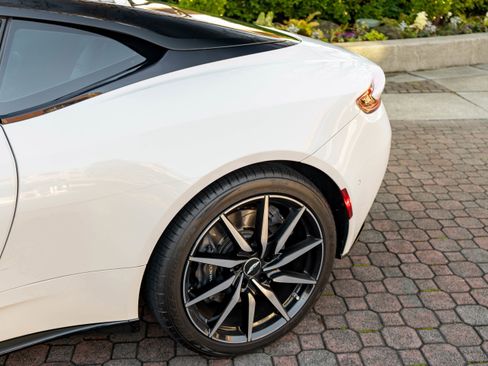 Used 2019 Aston Martin DB11 Coupe image 33