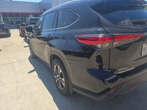 Used 2023 Toyota Highlander XLE FWD image 5