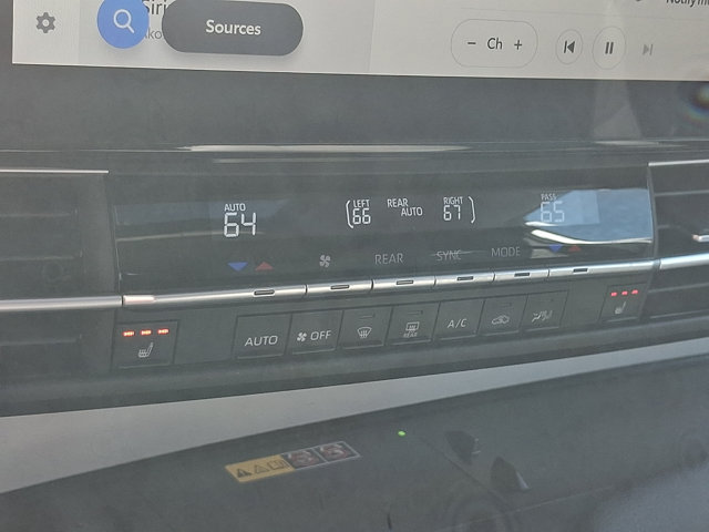 Certified 2025 Toyota Sienna XLE FWD image 19