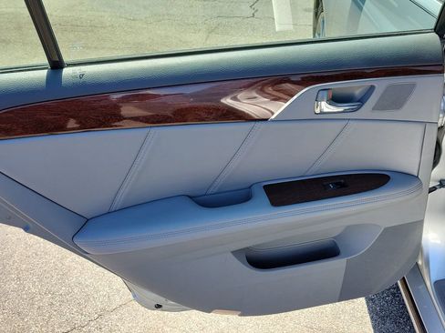 Used 2010 Toyota Avalon Limited image 10