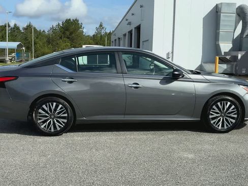 Used 2025 Nissan Altima 2.5 SV FWD image 9