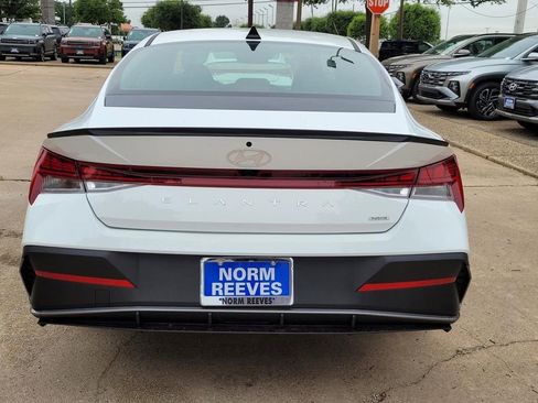 New 2025 Hyundai Elantra SEL image 4