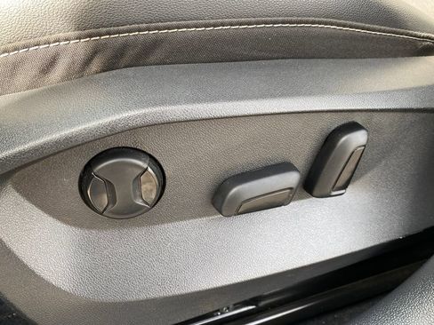 Used 2022 Volkswagen Taos SE FWD image 11