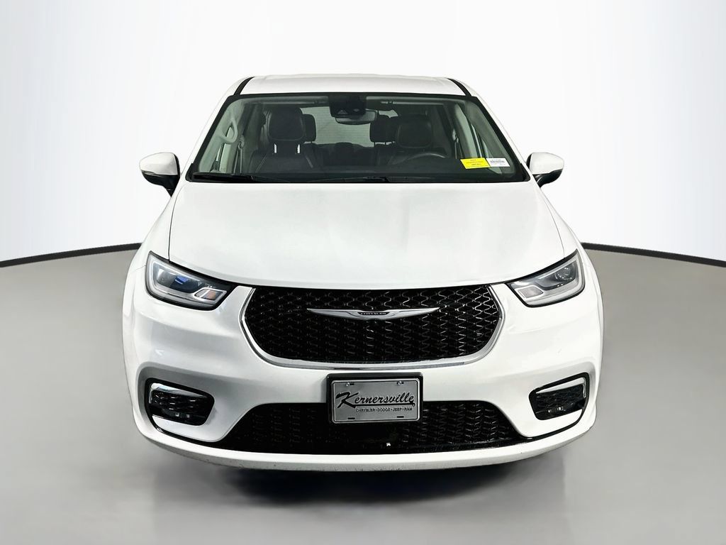 Used 2023 Chrysler Pacifica Touring-L FWD image 2