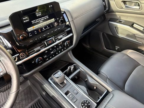 Used 2023 Nissan Pathfinder SL AWD/4WD image 17