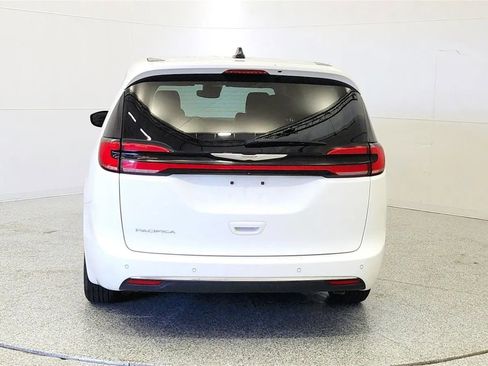 Used 2023 Chrysler Pacifica Touring-L FWD image 6
