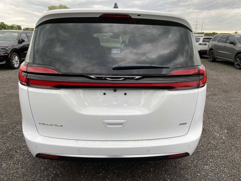 New 2027 Chrysler Pacifica Select AWD/4WD image 4