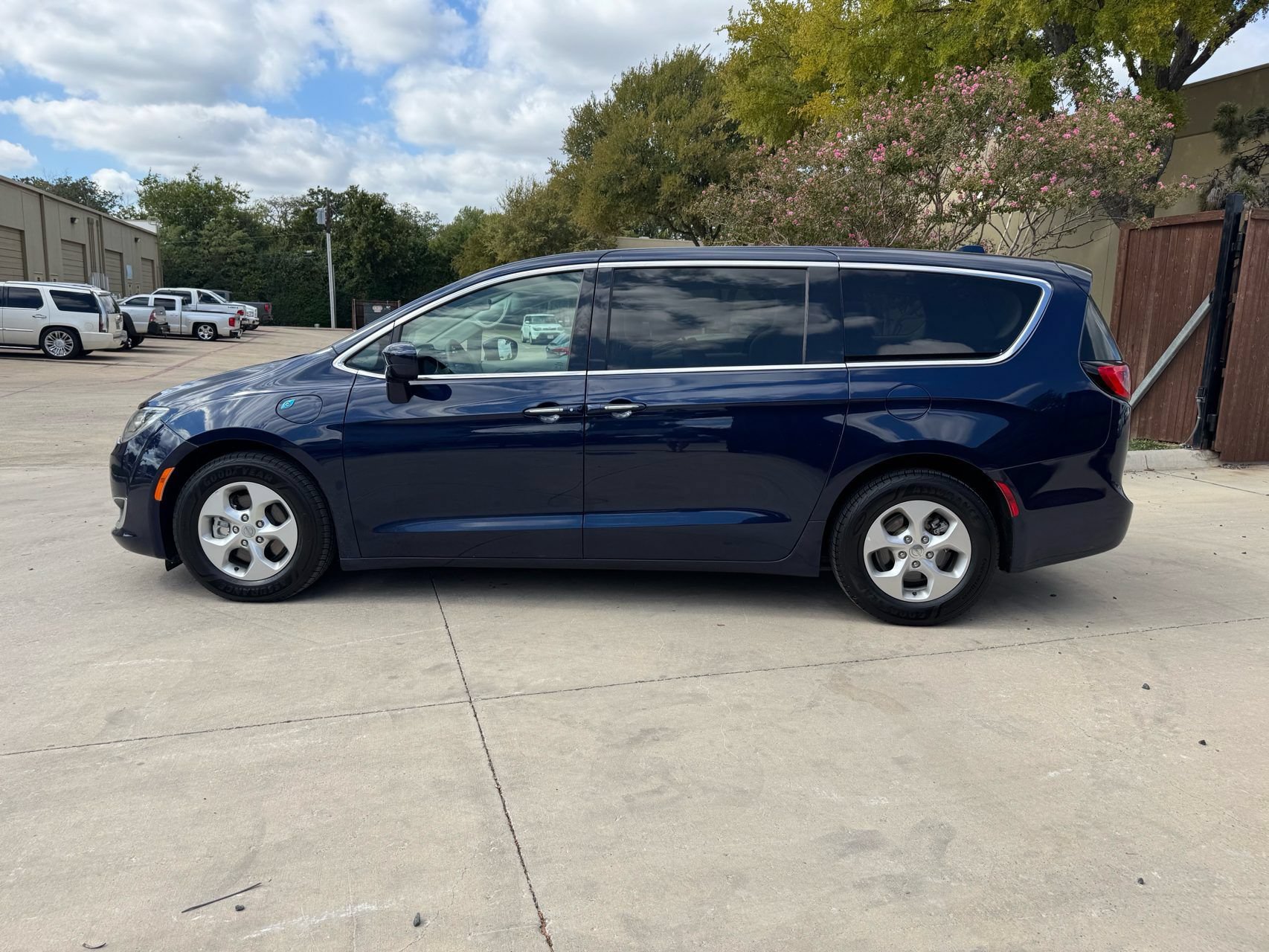 Used 2018 Chrysler Pacifica Touring Plus FWD image 4