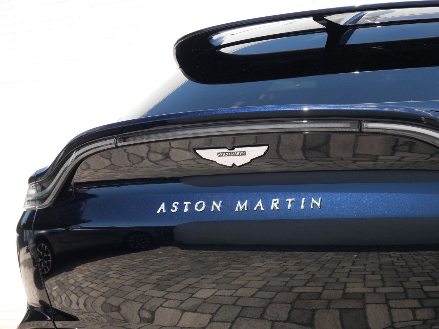 Used 2023 Aston Martin DBX AWD/4WD image 8