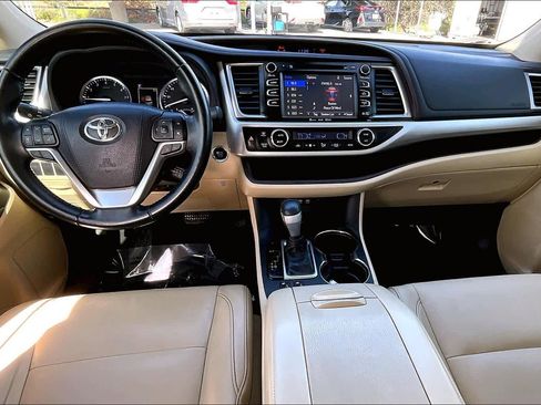 Used 2017 Toyota Highlander XLE image 15