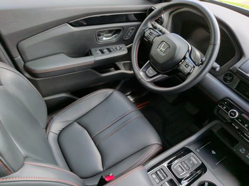 Used 2025 Honda Pilot TrailSport image 35