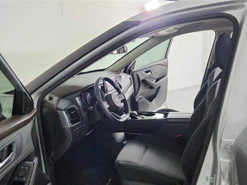 Used 2023 Nissan Rogue SV FWD image 9