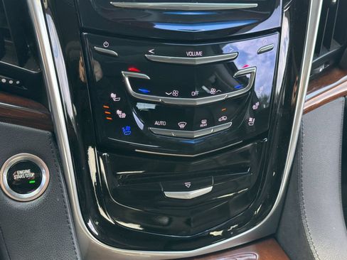 Used 2019 Cadillac Escalade Luxury AWD/4WD image 19