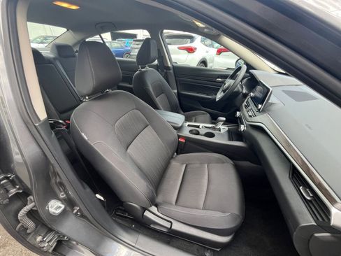 Used 2025 Nissan Altima 2.5 SV FWD image 35