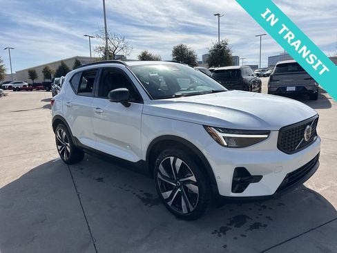 Certified 2025 Volvo XC40 B5 Plus image 3