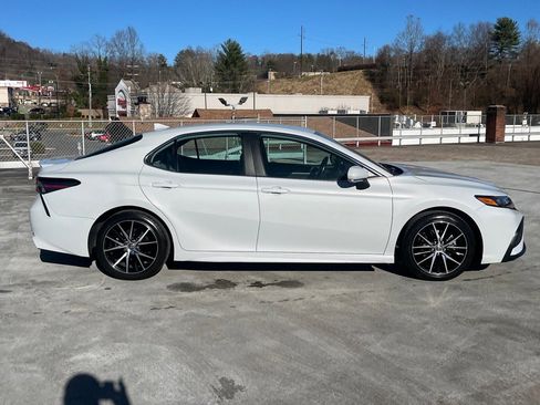 Used 2024 Toyota Camry SE image 2