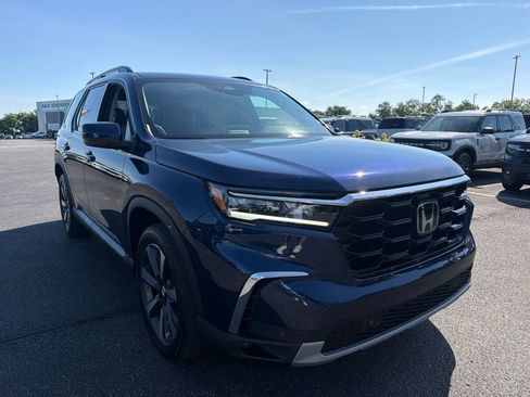 Used 2025 Honda Pilot Touring image 2