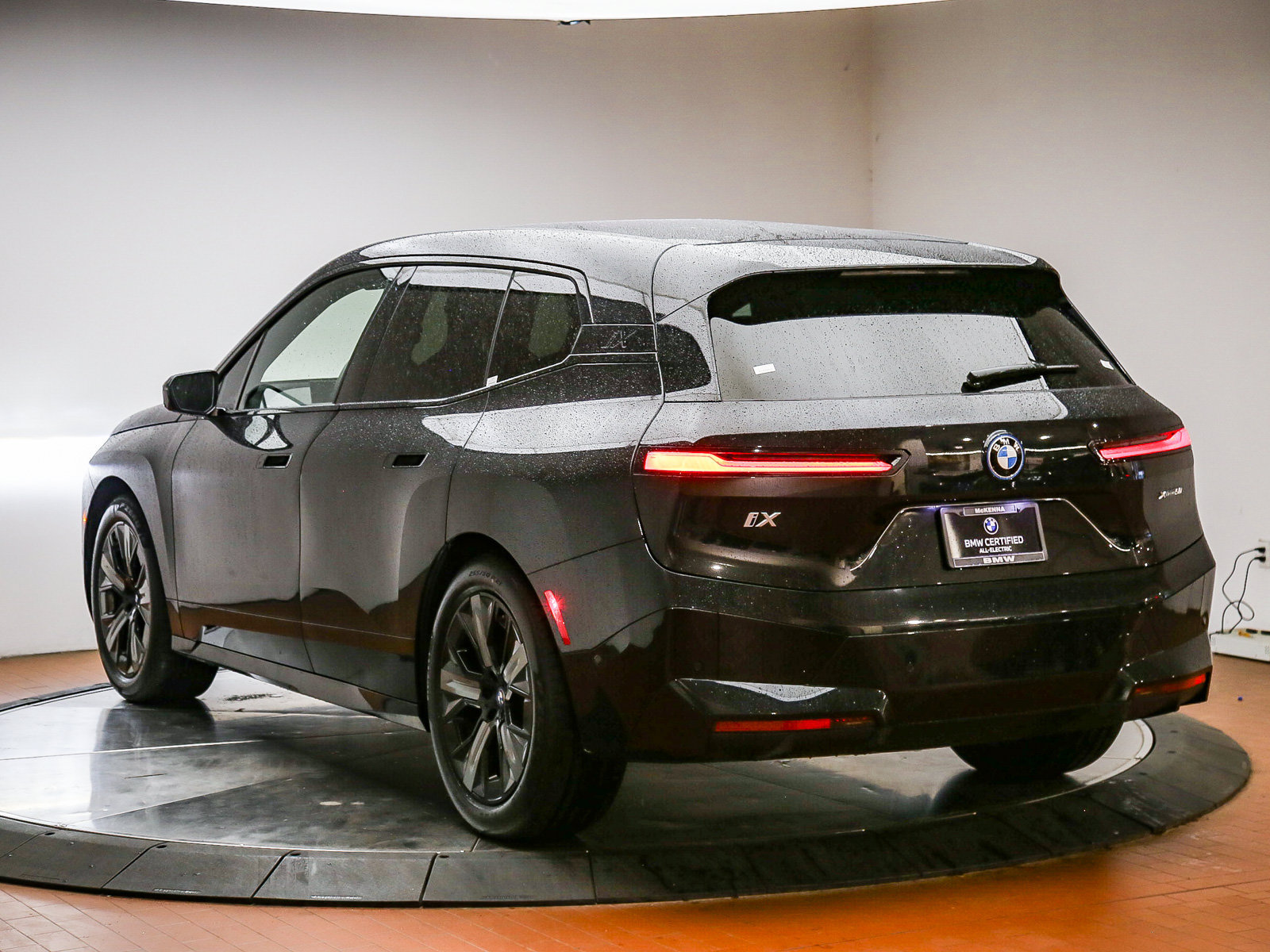 Certified 2023 BMW iX xDrive50 w/ Premium Package AWD/4WD image 5