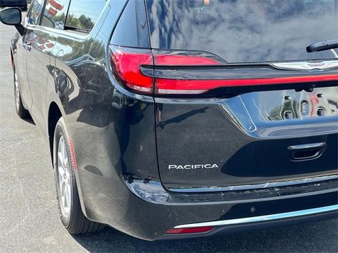 New 2026 Chrysler Pacifica Select image 5