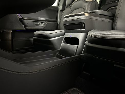 Used 2025 Rivian R1S Premium image 33