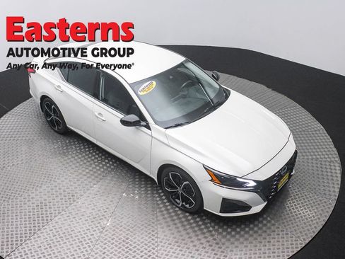 Used 2023 Nissan Altima 2.5 SR FWD image 3