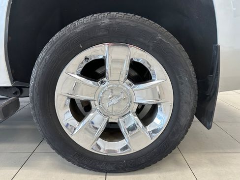 Used 2017 Chevrolet Suburban LT w/ LT Signature Package AWD/4WD image 8
