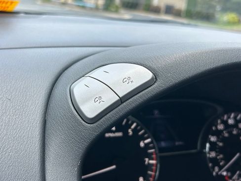 Used 2020 Nissan Pathfinder S FWD image 20
