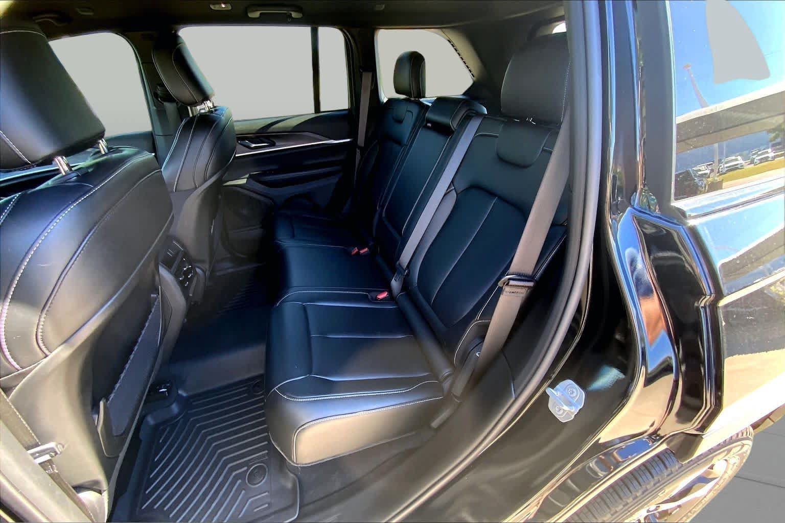 Used 2024 Jeep Grand Cherokee Limited w/ Black Appearance Package AWD/4WD image 19