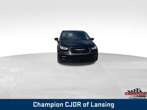 Used 2023 Chrysler Pacifica Touring-L image 7