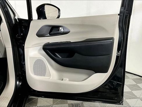 Used 2022 Chrysler Pacifica Touring-L image 23