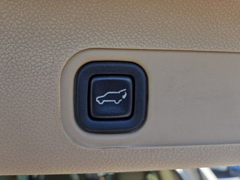 Used 2012 Cadillac Escalade Luxury image 11