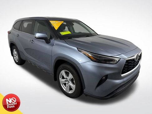 Used 2023 Toyota Highlander LE FWD image 1