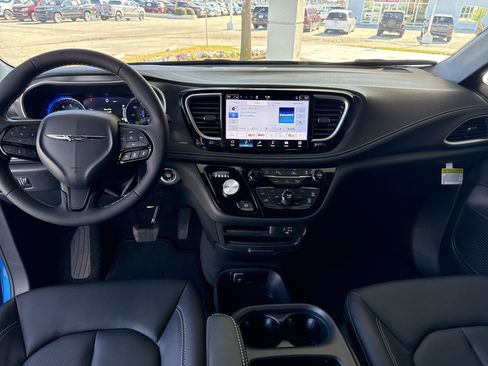 New 2026 Chrysler Pacifica Select w/ S Appearance Package image 17