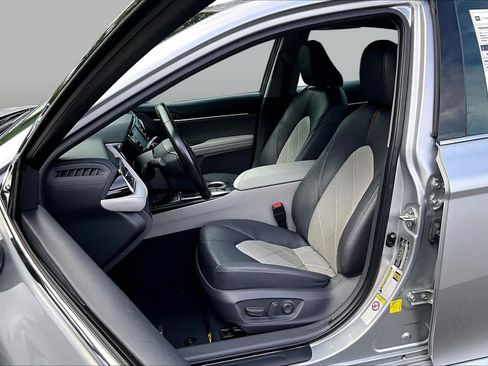 Certified 2018 Toyota Camry XLE FWD image 9