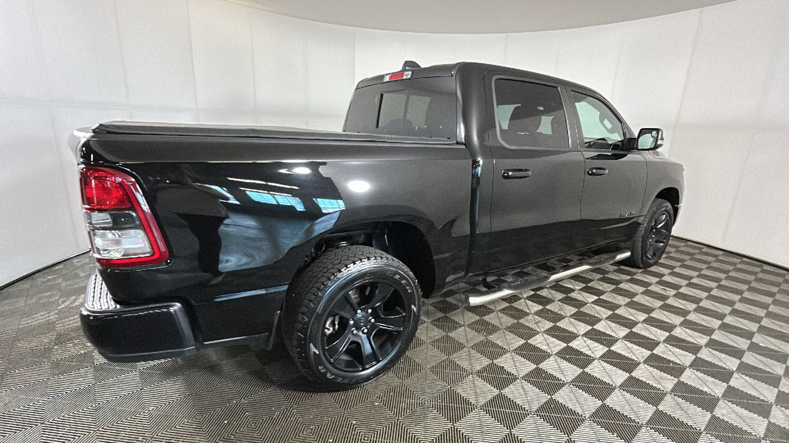 Used 2022 RAM 1500 Big Horn AWD/4WD image 3