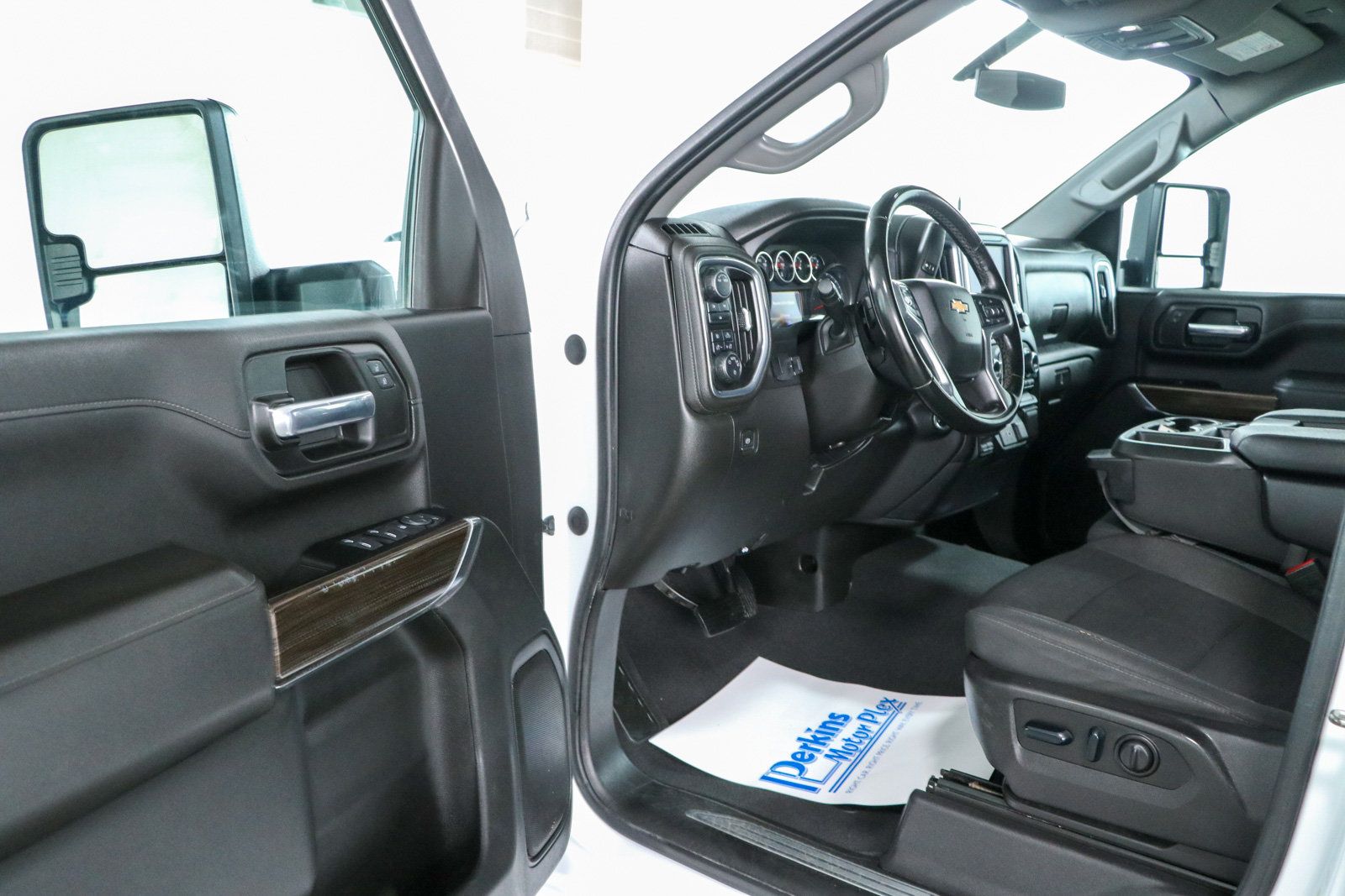 Used 2023 Chevrolet Silverado 2500 LT w/ Convenience Package AWD/4WD image 3