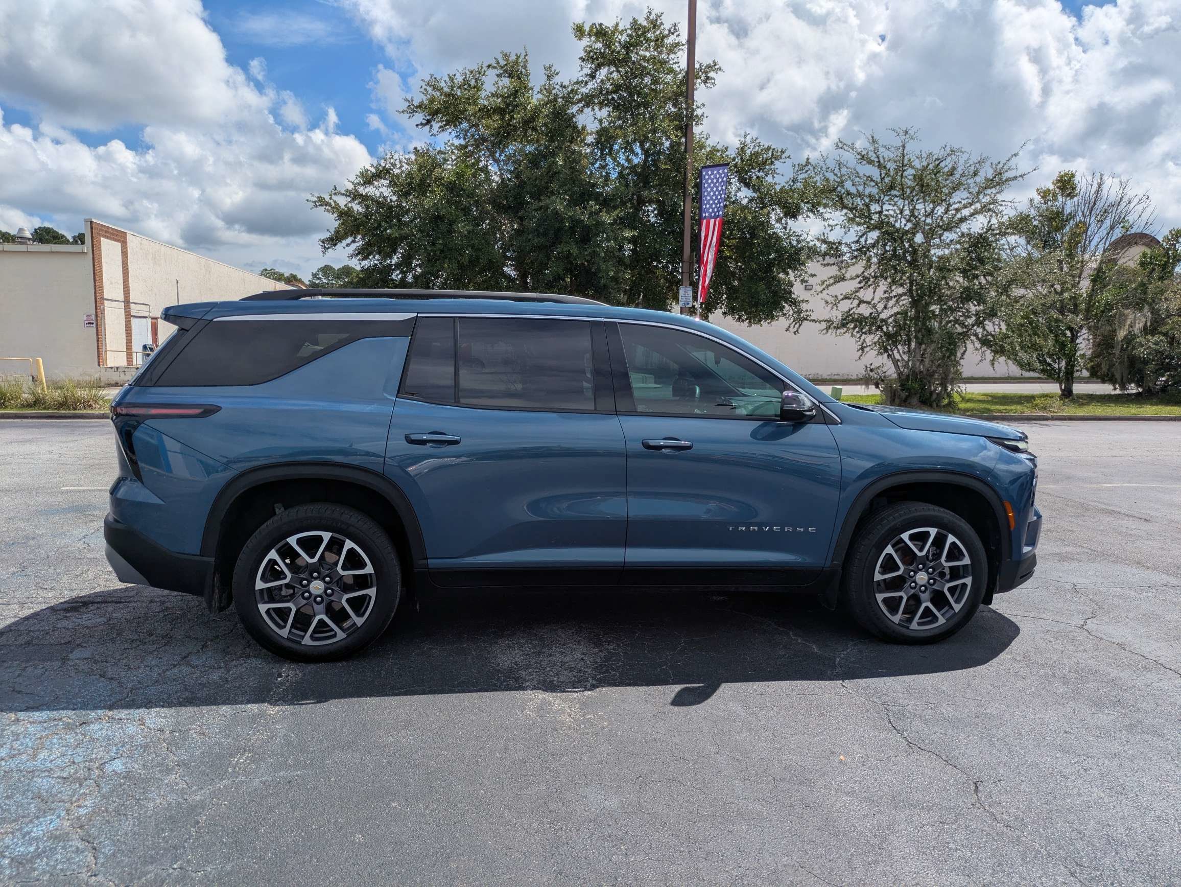 Used 2025 Chevrolet Traverse LT FWD image 27