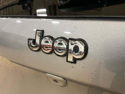Used 2017 Jeep Cherokee Latitude AWD/4WD image 23