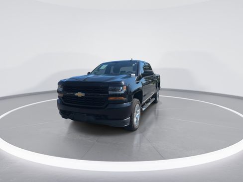 Used 2018 Chevrolet Silverado 1500 Custom w/ Custom Value Package image 3