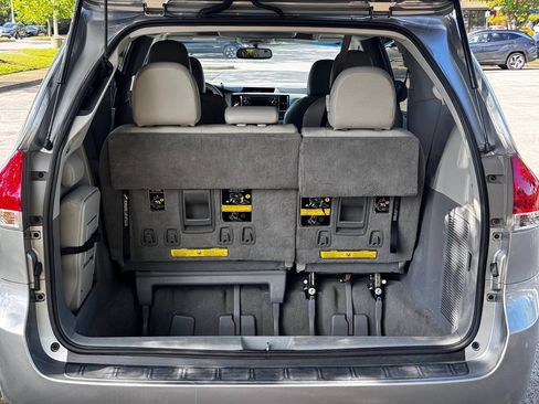 Used 2011 Toyota Sienna XLE FWD image 10