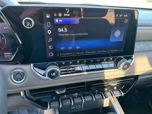 Used 2026 Chevrolet Colorado ZR2 w/ Technology Package AWD/4WD image 16